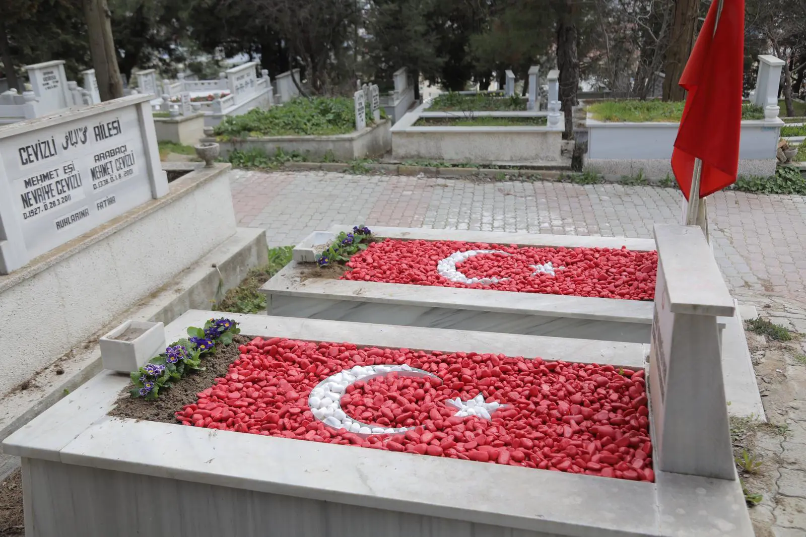EDİRNE BELEDİYESİ’NDEN BAYRAM ÖNCESİ MEZARLIKLARDA BAKIM VE ÜCRETSİZ ULAŞIM HİZMETİ galeri görseli
